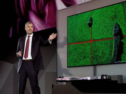 David VanderWaal, vicepresidente de marketing de LG, presenta la nueva Oled TV W. 