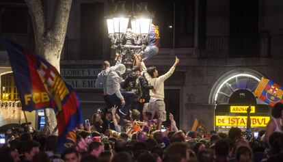Los aficionados del Bar&ccedil;a celebran la Copa en Canaletes.