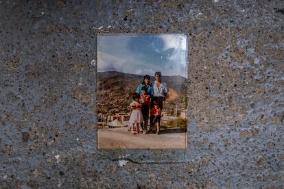 La familia de García, el primer día que se mudaron al barrio de Pablo Escobar, en 1984.