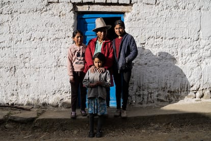 María Rodríguez Macedo junto a su familia, frente a su casa en la comunidad de Cordillera Blanca.