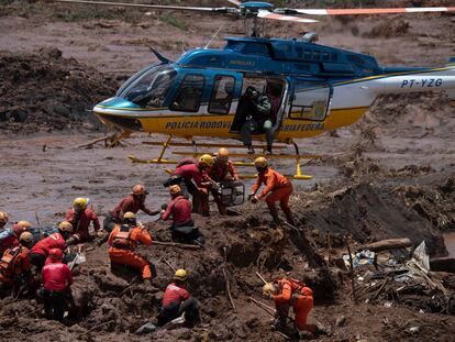 Bomberos buscan víctimas del colapso de la presa el 28 de enero de 2019, en Brumadinho al sureste de Brasil.