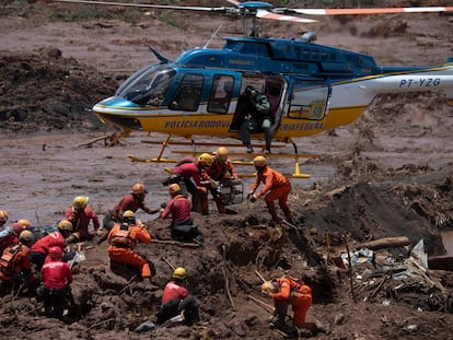 Bomberos buscan víctimas del colapso de la presa el 28 de enero de 2019, en Brumadinho al sureste de Brasil.