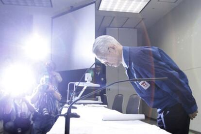 Tsunehisa Katsumata, presidente de Tepco, la compañía que opera la central, saluda durante una conferencia de prensa ayer en Tokio.