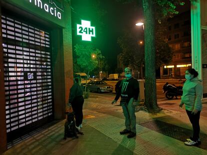 Cola de madrugada en la farmacia de Javier Lago, en Madrid.