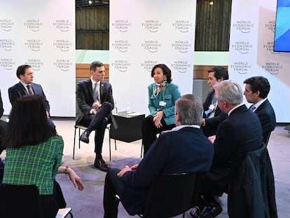 El presidente del Gobierno, Pedro Sánchez, con ejecutivos del Ibex en Davos.