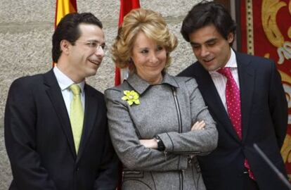 La presidenta de la Comunidad de Madrid, Esperanza Aguirre, entre el nuevo consejero de Sanidad de Madrid, Javier Fernández-Lasquetty y el consejero de Sanidad saliente, Juan José Güemes en la toma de posesión del nuevo consejero de hoy