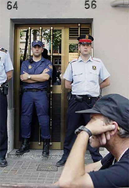 Agentes de la policía custodian el inmueble donde se produjo el suceso.