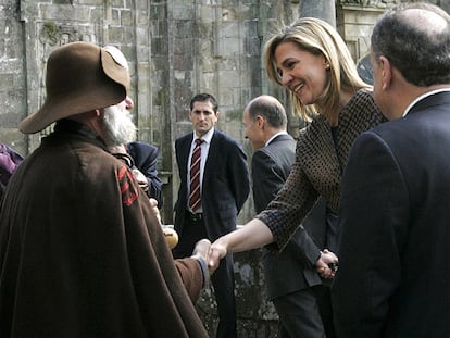 La infanta Cristina de Borbón ha visitado hoy la catedral de Santiago de Compostela, donde ha cumplido con el rito de cruzar la Puerta Santa y abrazar la imagen del Apóstol. La visita de la Duquesa de Palma a la catedral ha coincidido con la Misa vespertina, por lo que ha podido presenciar el funcionamiento del botafumeiro. La llegada de la infanta ha cogido por sorpresa a los cientos de turistas y personas que asistían a la eucaristía, quienes ha aprovechado para saludarla y preguntarle por el estado de salud de su padre el Rey, que esta misma tarde <a href="http://www.elpais.com/articulo/espana/Rey/sale/hospital/continuar/recuperacion/lugar/tranquilo/elpepuesp/20100511elpepunac_9/Tes" target="_blank">ha recibido el alta en el Hospital Clínic de Barcelona</a>. Acompañada entre otras autoridades por el presidente de la Xunta, Alberto Núñez Feijoo, doña Cristina ha subido al andamio instalado para la restauración del Pórtico de la Gloria y ha escuchado las explicaciones del deán de la catedral acerca de los trabajos de restauración de este conjunto escultórico románico obra del Maestro Mateo.