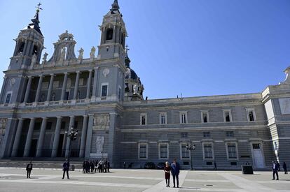 El presidente del Gobierno, Pedro Sánchez, recibe en la explanada de la plaza de la Armería a la presidenta de la Comisión Europea, Ursula Von der Leyen, este lunes en Madrid.