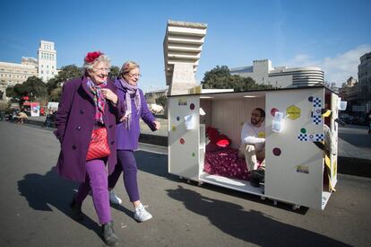 Marc Olivé el 18 de febrero del año pasado en Barcelona, mostrando una habitación colmena.