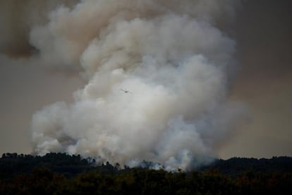 Un hidroavión realiza labores de extinción en el incendio forestal de Rairiz de Veiga (Ourense), el domingo.
