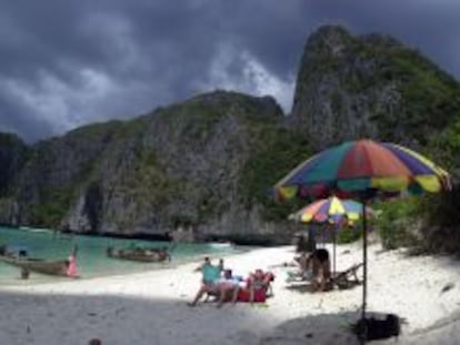 Turistas en una playa de Tailandia.