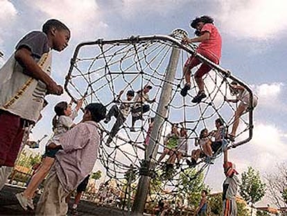 El ejercicio físico en la infancia y la adolescencia contribuye a formar masa ósea.