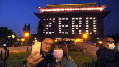 Las luces del hotel forman la palabra "cero", en honor al tercer día sin casos de covid-19 detectados esta semana en Taiwán.