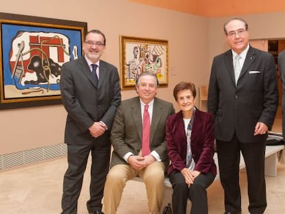 Jorge Rivera, director de CincoD&iacute;as; Juan Jos&eacute; Almagro, vicepresidente del comit&eacute; espa&ntilde;ol de Unicef; la catedr&aacute;tica Adela Cortina; Miguel &Aacute;ngel Escotet, director general de RSCy comunicaci&oacute;n de Abanca, y Evelio Acevedo, director gerente de la Fundaci&oacute;n Museo Thyssen-Bornemisza, en la sala de dicha pinacoteca en la que se exponen hasta el domingo las 12 obras propiedad de Abanca que conforman la exposici&oacute;n Picasso y el cubismo.