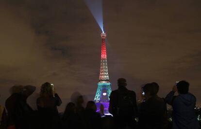 La Torre Eiffel con los colores de la bandera del arcoíris en recuerdo a las víctimas del atentado de Orlando.