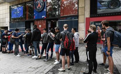 La gente espera la apertura de la tienda del PSG en Paris.