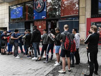 La gente espera la apertura de la tienda del PSG en Paris.