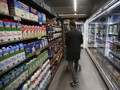 Un consumidor en la línea de productos lácteos de un supermercado en Madrid.