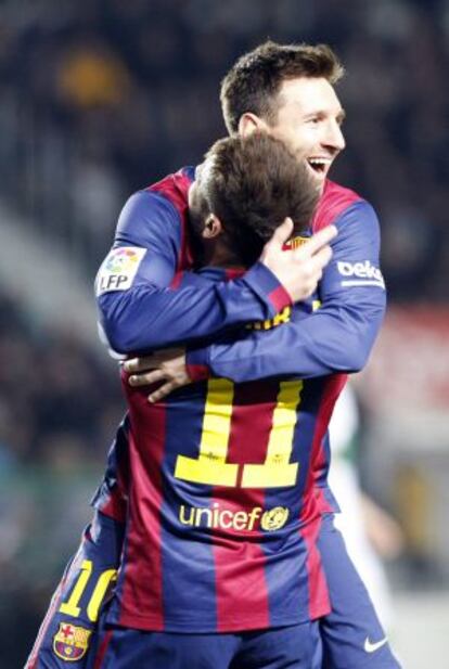 Messi y Neymar festejan un gol de este año.