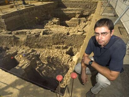 Miguel Ángel Tabales, arqueólogo del Alcázar sevillano, junto a las excavaciones.
