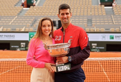 Novak Djokovic. El tenista más laureado de todos los tiempos estuvo a punto de ser víctima de un caso de extorsión sexual en el año 2021. La modelo Natalija Scekic reveló en la prensa serbia que le habían ofrecido 60.000 euros por seducir al deportista, grabarlo con una cámara oculta y usar el vídeo sexual como chantaje a cambio de no arruinar su imagen y su matrimonio. Casado con su novia desde el instituto y madre de sus dos hijos, Jelena Ristic (en la imagen, juntos en Roland Garros en 2023), la pareja se ha visto rodeada en varias ocasiones por rumores de crisis a causa de las supuestas infidelidades de Nole.