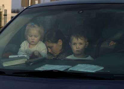 Una mujer con dos niños de corta edad, en un coche en la frontera de Ucrania con Polonia por el paso de Zosin, este viernes.