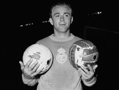 Di St&eacute;fano, con dos balones, en junio de 1956 en Par&iacute;s.