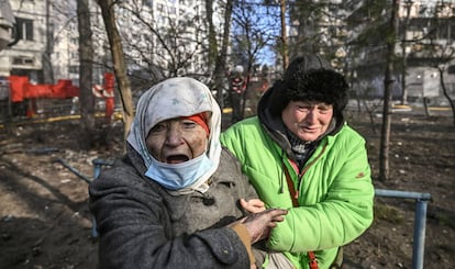 Dos mujeres son evacuada de un edificio dañado por bombardeos rusos en Kiev, este martes.