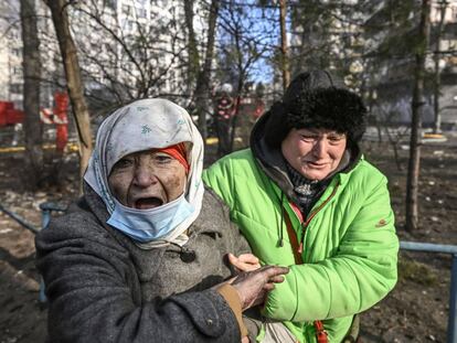 Dos mujeres son evacuada de un edificio dañado por bombardeos rusos en Kiev, este martes.