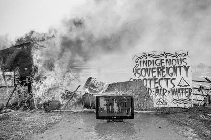 Una barricada en el acceso al campamento.