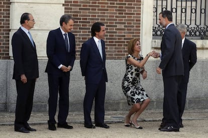 Dolores de Cospedal saluda al Rey en presencia de los expresidentes Aznar y Zapatero y Lamo de Espinosa.