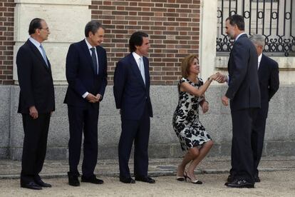 Dolores de Cospedal saluda al Rey en presencia de los expresidentes Aznar y Zapatero y Lamo de Espinosa.