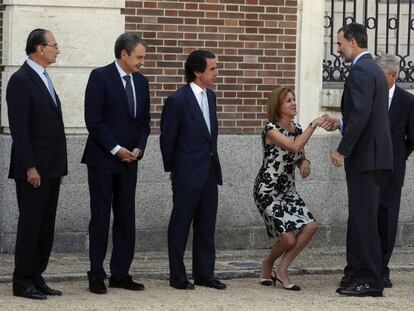 Dolores de Cospedal saluda al Rey en presencia de los expresidentes Aznar y Zapatero y Lamo de Espinosa.
