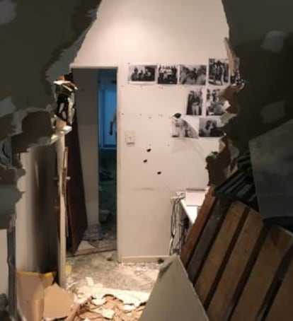 Los atacantes destrozaron la mampostería de la redacción.