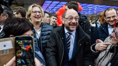 O líder do SPD, Martin Schulz, e a candidata do partido em Saarland, Anke Rehlinger, em um comício na sexta-feira em Saarbrucken.