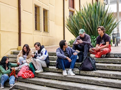 Un grupo de estudiantes conversa en un edificio de la Universidad de los Andes, en Bogotá.
