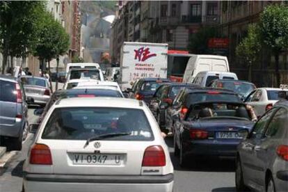 Atasco en la calle Iparaguirre, una de las numerosas vías de Bilbao afectadas ayer por los cortes de tráfico motivados por el circuito.