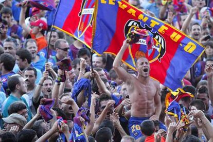 Euforia de los aficionados del Levante UD, que enarbolaron banderas azulgranas, ayer, tras conseguir el ascenso a primera división.