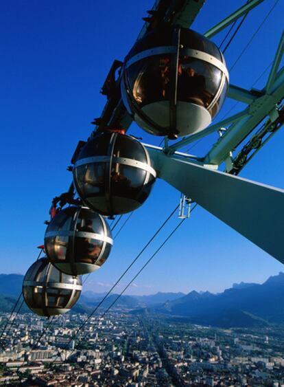 El teleférico de Grenoble, cuyas esferas han sido apodadas como las burbujas.