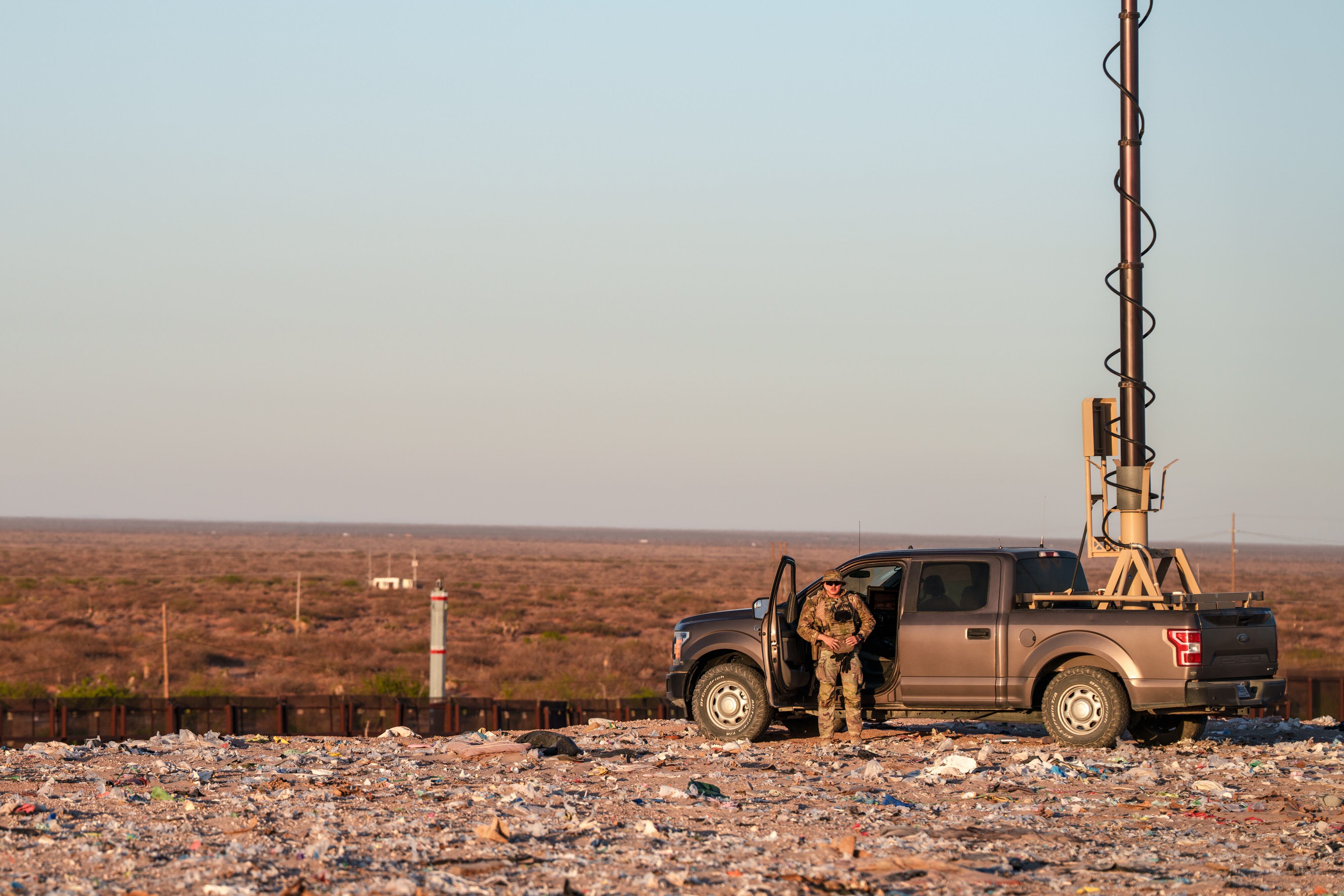 Un soldado del Ejército estadounidense opera un camión de vigilancia que está usando en un vertedero de basura como base  en la frontera entre Estados Unidos y México. 