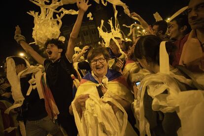 Una mujer sonríe durante una de las protestas en Barcelona durante la noche del miércoles contra la sentencia del 'procés'.