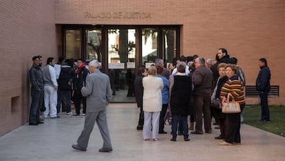 Los ciudadanos tienen que esperar horas en los juzgados de Orihuela para cualquier trámite.