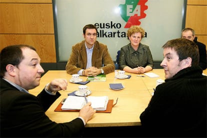 Los líderes de Batasuna Arnaldo Otegi y Pernando Barrena y los de EA Begoña Errazti y Unai Ziarreta, en la reunión.