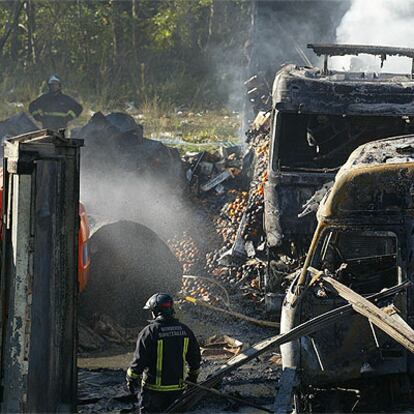 Los bomberos revisaban en la mañana de ayer la zona afectada por el incendio.