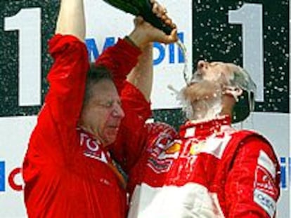 Michael Schumacher celebra junto al director de su equipo, Jean Todt, su victoria.