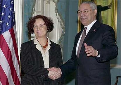 La ministra de Exteriores, Ana Palacio, con su homólogo estadounidense, Colin Powell, en Washington.