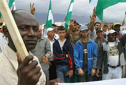 Un grupo de personas que protestó ayer en El Ejido contra las agresiones a inmigrantes.