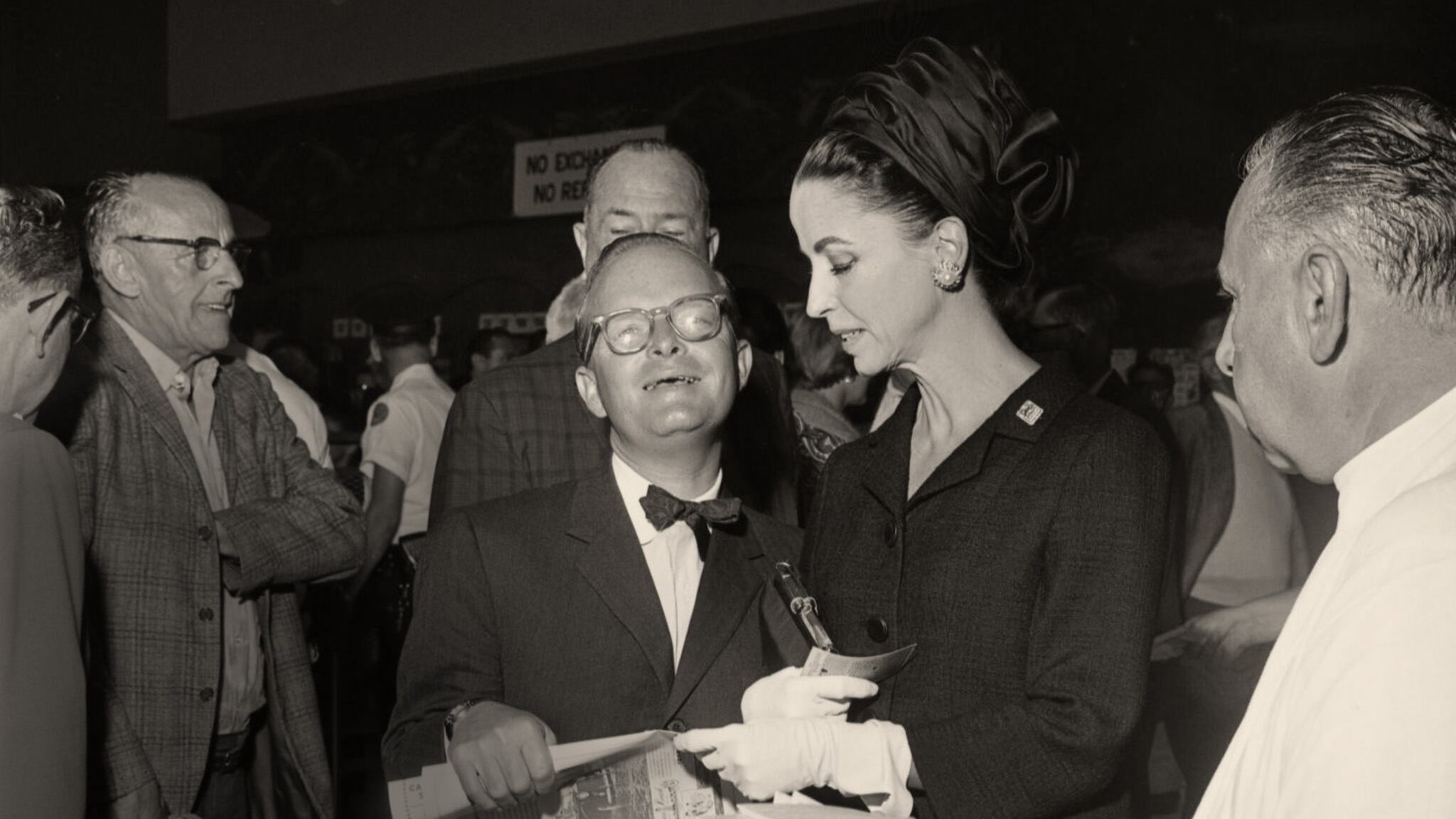 Truman Capote con Gloria Guinness. / FILMIN