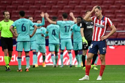 Marcos Llorente lamenta el segundo gol del Levante este sábado en el Wanda Metropolitano.